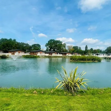 The Kestrel Lodge With Hot Tub York Exterior photo