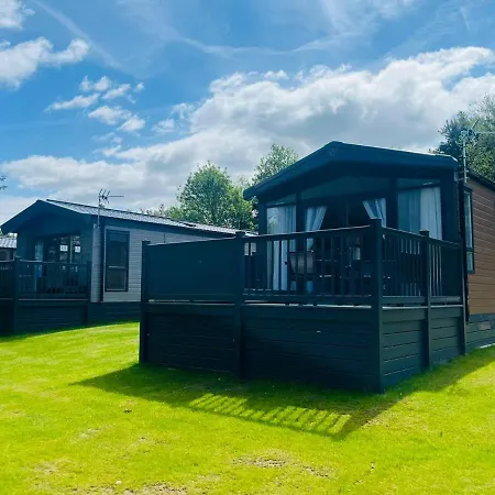 The Kestrel Lodge With Hot Tub York Exterior photo
