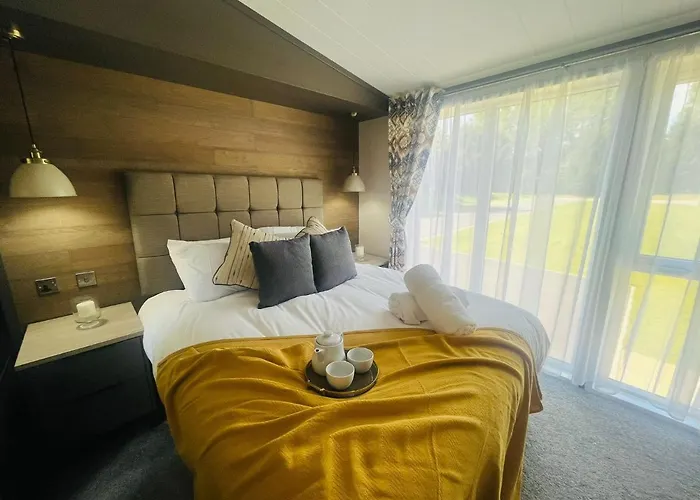 The Kestrel Lodge With Hot Tub