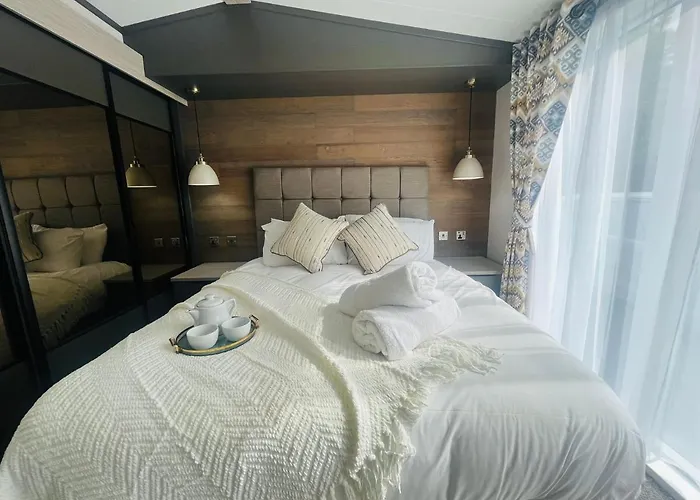 The Kestrel Lodge With Hot Tub